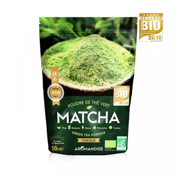 Poudre de thé vert Matcha devant